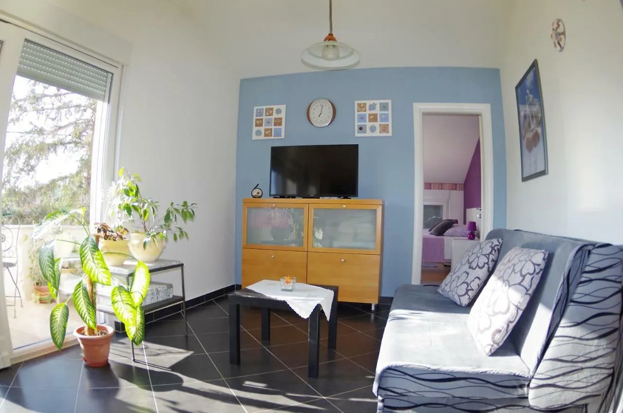 Leni Apartment Fazana 0*,